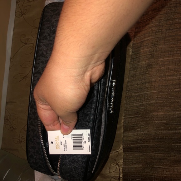 Authentic Mk crossbody bag. - Picture 4 of 7